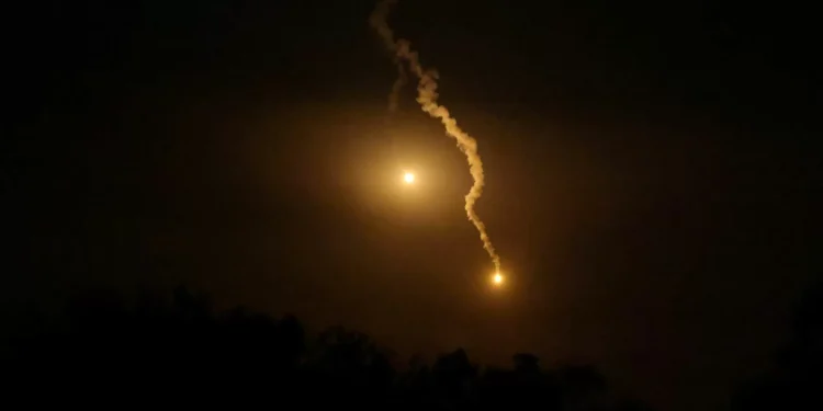 Israel ataca Faixa de Gaza matando pelo menos 80 civis