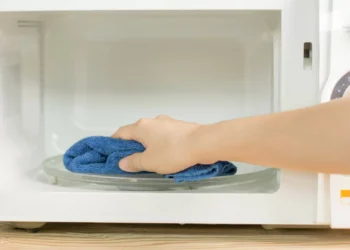 O micro-ondas vai ficar impecável com esta dica