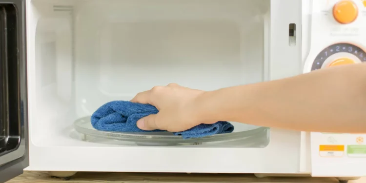 O micro-ondas vai ficar impecável com esta dica
