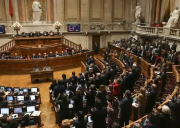 O que é uma moção de censura? E uma moção de confiança?