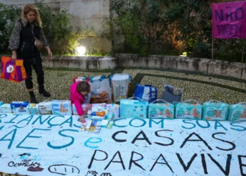 Vigília exige solução para mãe em risco de perder filhos por falta de casa