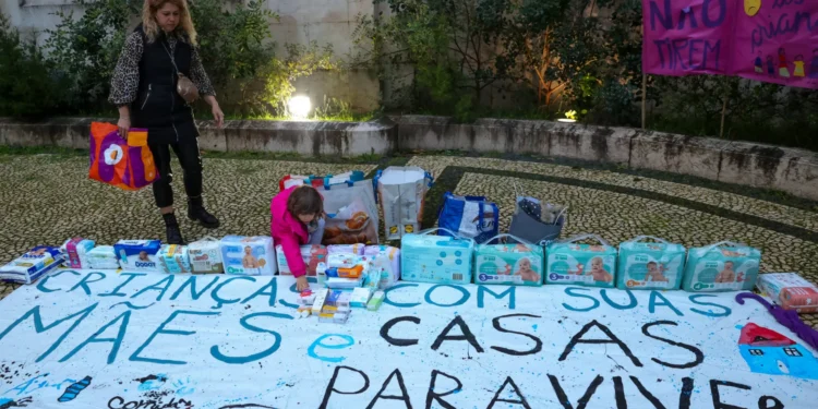 Vigília exige solução para mãe em risco de perder filhos por falta de casa