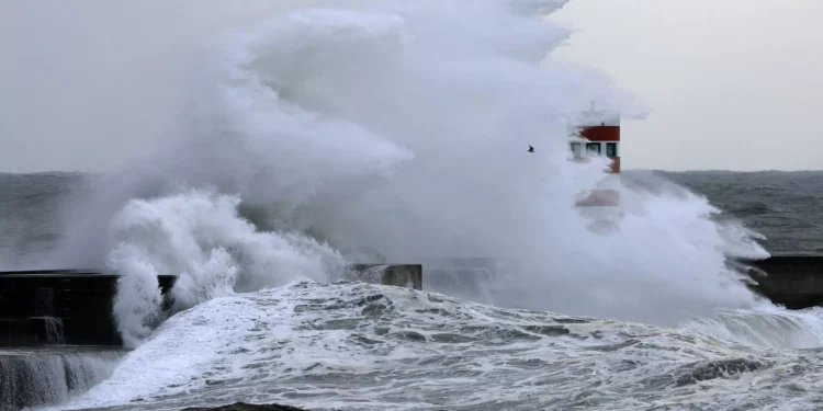 Agitação marítima coloca 9 distritos no Continente e Madeira a ‘amarelo’
