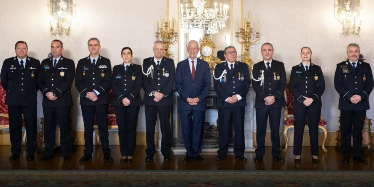 Marcelo condecora três polícias da Esquadra da Presidência da República