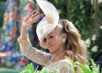 Aos 60 anos, Sarah Jessica Parker continua no olimpo da moda com seu jogo de estilo