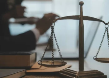 Esfaqueia homem no pescoço com canivete após discussão em Casal de Cambra