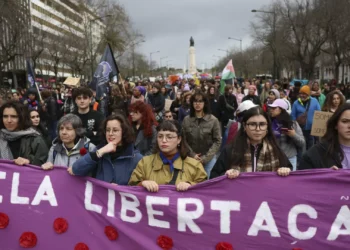 Mais de mil pessoas manifestam-se em Lisboa com alertas para direitos em perigo