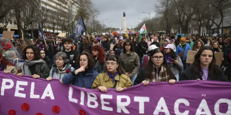 Mais de mil pessoas manifestam-se em Lisboa com alertas para direitos em perigo