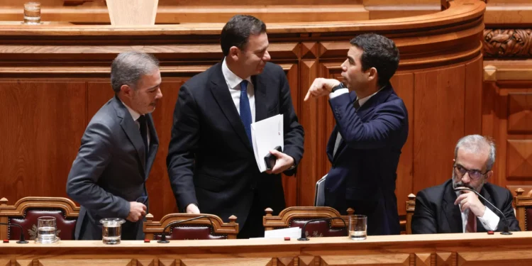 Primeiro-ministro acusa PS de intransigência e diz que “tentou tudo”