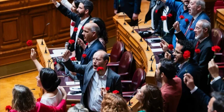 Cerimónia solene do 25 de Abril mantém-se, mas Governo suspende festa