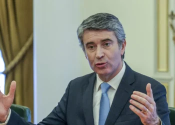 José Luís Carneiro diz que imigrantes da CPLP foram sujeitos a verificações de segurança