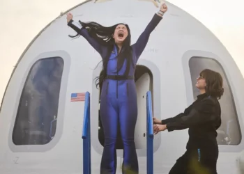 Blue Origin completa viagem de turismo espacial tripulada só por mulheres