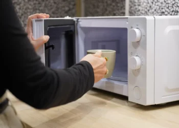 O teste que permite saber se a sua caneca pode ir ao micro-ondas