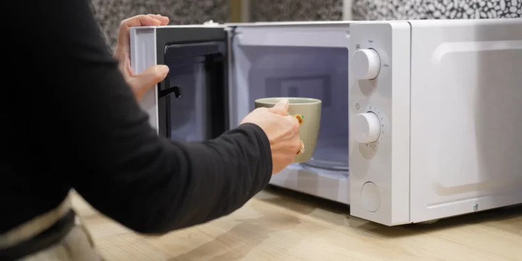 O teste que permite saber se a sua caneca pode ir ao micro-ondas
