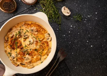 Almoço? Jamie Oliver sugere ensopado de frango, salsicha e cogumelos