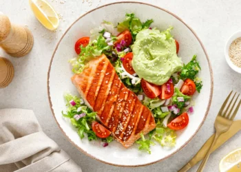 Quer algo leve para o almoço? Faça esta receita de salmão com abacate