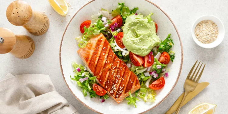 Quer algo leve para o almoço? Faça esta receita de salmão com abacate