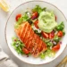 Quer algo leve para o almoço? Faça esta receita de salmão com abacate