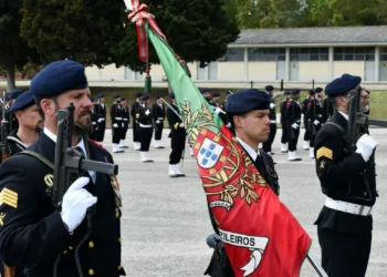 Estandarte do Corpo de Fuzileiros condecorado por Marinha do Brasil. Veja