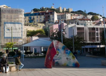 Apanhado a traficar droga no Martim Moniz. Ficou proibido de visitar zona