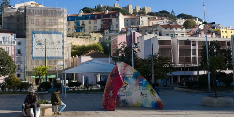 Apanhado a traficar droga no Martim Moniz. Ficou proibido de visitar zona