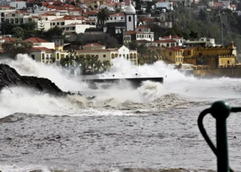 Funchal prolonga aviso de agitação marítima forte até final de 3.ª-feira