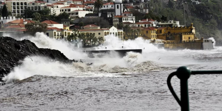 Funchal prolonga aviso de agitação marítima forte até final de 3.ª-feira