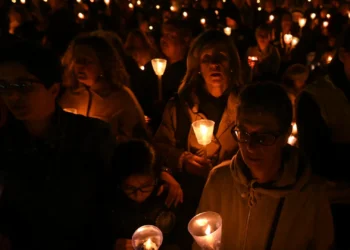 Luzes de Amarante apagam-se para procissão centenária