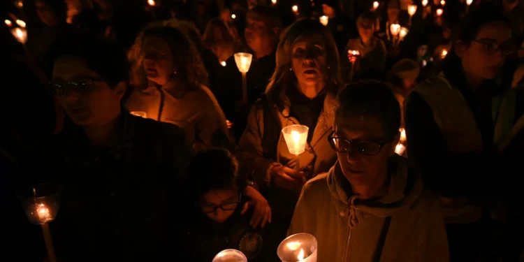 Luzes de Amarante apagam-se para procissão centenária