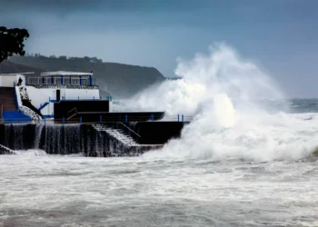 Resgatados dois tripulantes por razões médicas ao largo dos Açores