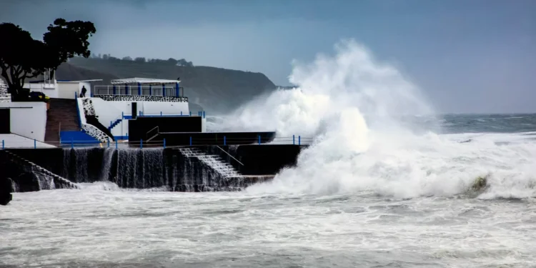 Resgatados dois tripulantes por razões médicas ao largo dos Açores