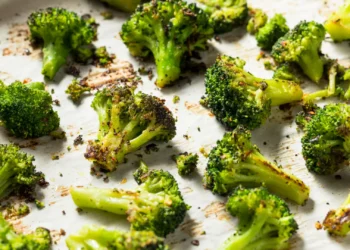 Estes brócolos no forno são o acompanhamento perfeito para o seu jantar