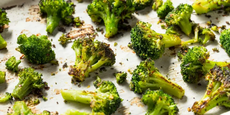 Estes brócolos no forno são o acompanhamento perfeito para o seu jantar