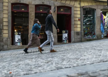 Rua de São João no Porto inverte sentido para evitar abuso automóvel