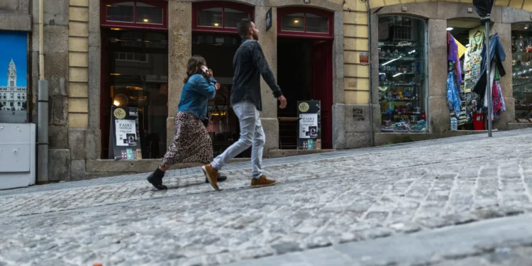 Rua de São João no Porto inverte sentido para evitar abuso automóvel