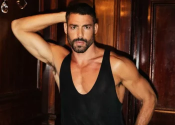 Os melhores memes sobre a postura de Cauã Reymond em ‘Vale Tudo’