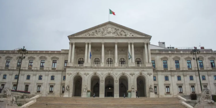 Estudantes pelo fim ao fóssil marcham hoje até à Assembleia da República