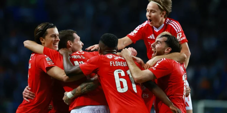 Benfica goleia no Dragão e pressiona Sporting