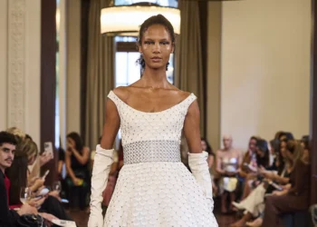 Noiva e animal print em couro: Patrícia Viera é aplaudida de pé após desfile de luxo