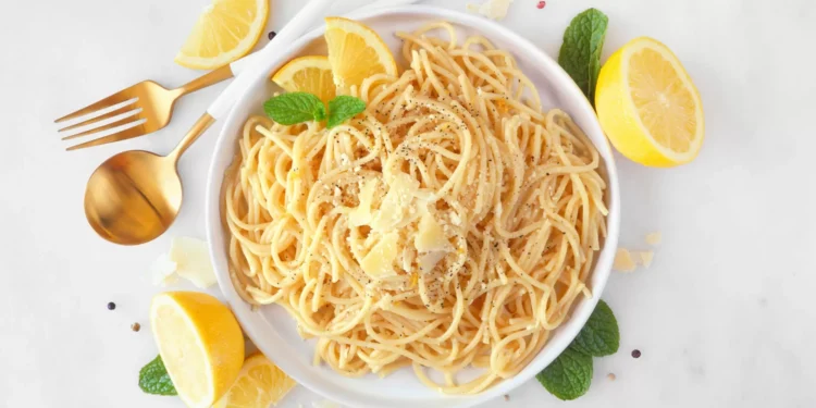 Massa com limão e alho. Quer almoço de fim de semana mais simples?