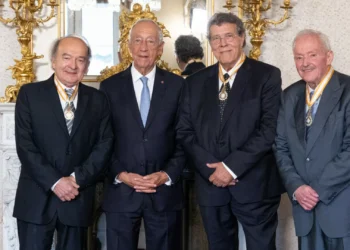 Marcelo condecora jornalistas que emitiram “senhas” do 25 de Abril