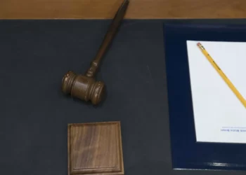 Professor acusado de 3.734 crimes de abuso de crianças julgado hoje