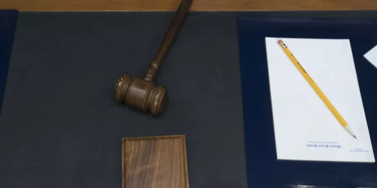 Professor acusado de 3.734 crimes de abuso de crianças julgado hoje