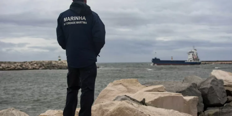 Buscas por jovem desaparecido na Costa da Caparica retomadas quinta-feira