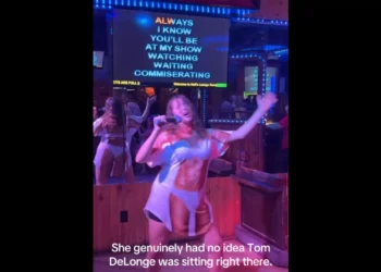 Canta Blink-182 no karaoke sem saber que vocalista está na plateia. Veja