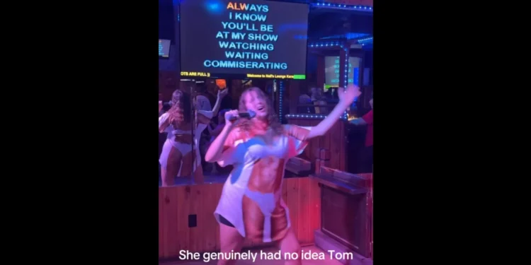 Canta Blink-182 no karaoke sem saber que vocalista está na plateia. Veja