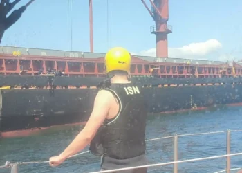 Homem resgatado devido a “lesão na perna” de navio mercante