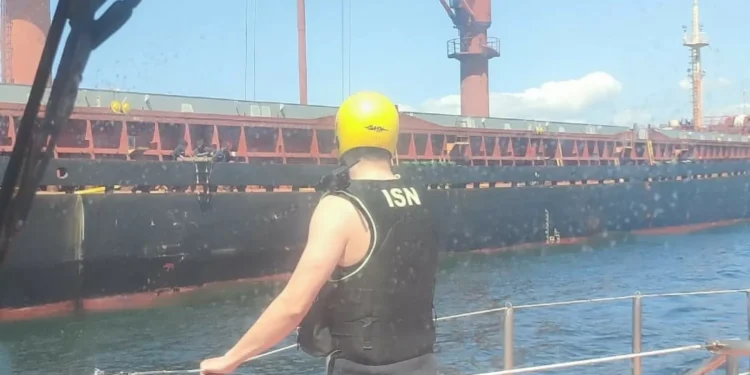 Homem resgatado devido a “lesão na perna” de navio mercante
