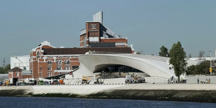 Livro e exposição de Jeff Wall inéditos em Portugal chegam ao MAAT