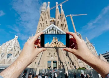 Barcelona criará ‘zona de selfies’ para aliviar caos turístico na Sagrada Família